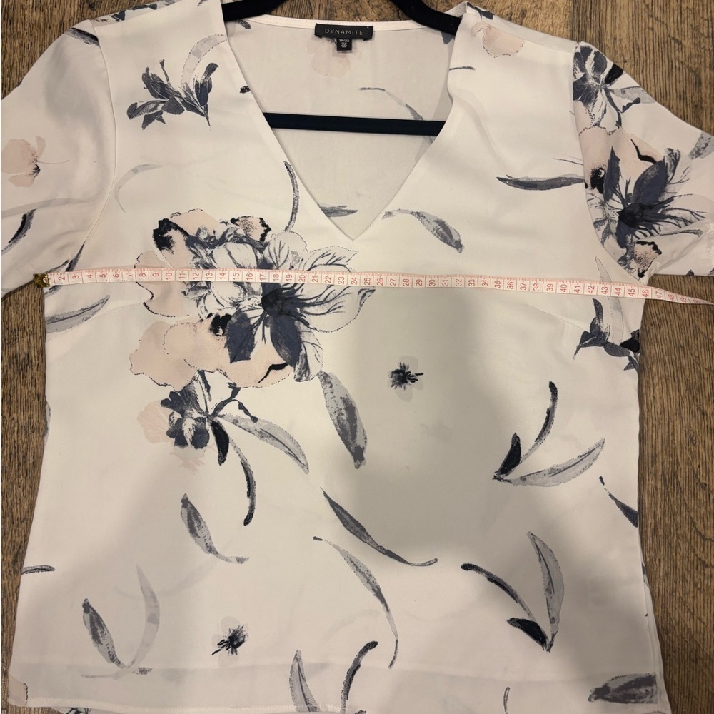 Dynamite White Floral V-Neck Blouse (XS) - Picture 10 of 12